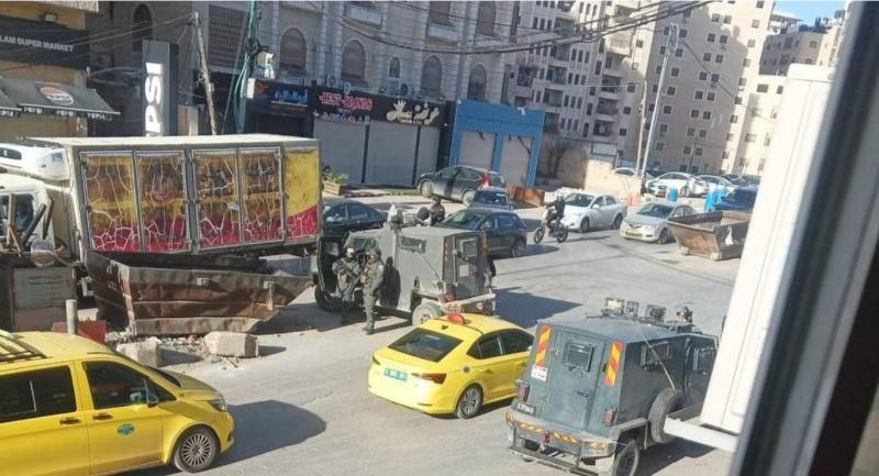 الاحتلال يصيب شابا بالرصاص ويعتقل آخرين خلال اقتحام مخيم قلنديا شمال القدس