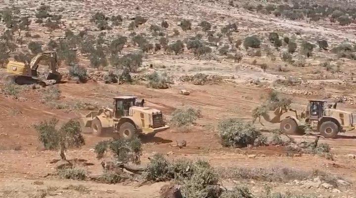 قوات الاحتلال تجرف مساحات واسعة من أراضي بلدة بيت أمر