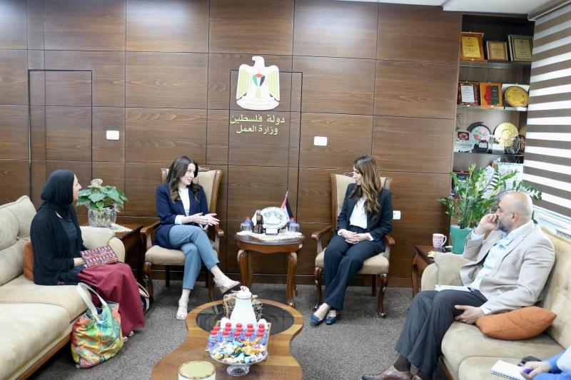 وزارة العمل ومكتبات سراج تبحثان تعزيز التدريب المهني الإبداعي في تخصص “فن الحكي الأدائي”