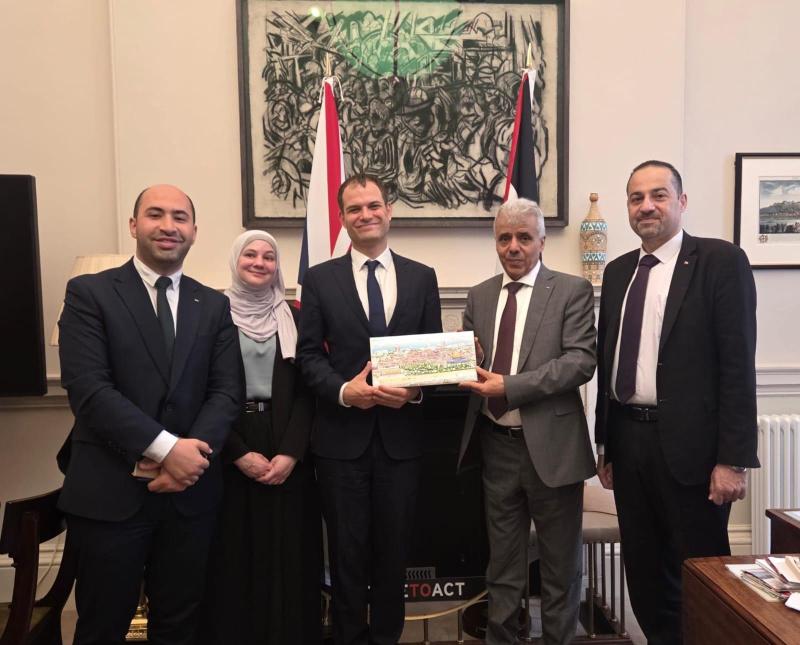 "التربية" تُطلع وزيراً بريطانياً على الانتهاكات بحق التعليم عبر لقاء افتراضي لمدرسة في الخليل