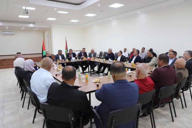 صور | وكيل وزارة الحكم المحلي يزور بلدية السموع ويبحث احتياجاتها التطويرية والمالية