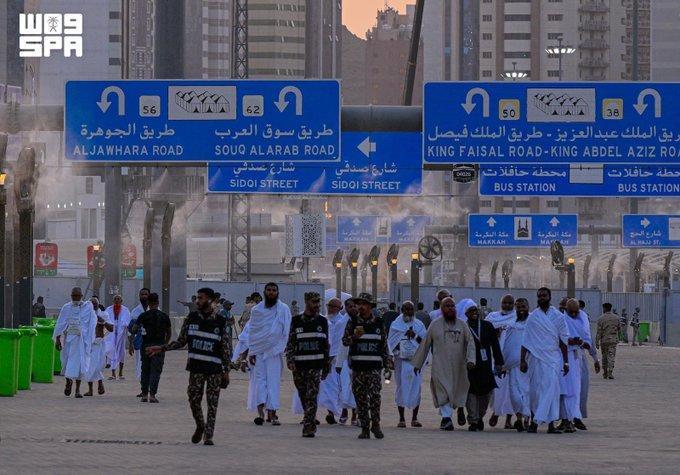 توافد الحجاج إلى منى إيذانًا ببدء مناسك الحج