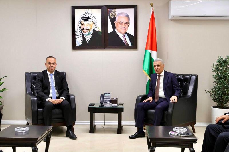 الوزير قنديل يستقبل رئيس بلدية الخليل ويؤكد تسخير الإمكانيات لدعم صمود المدينة