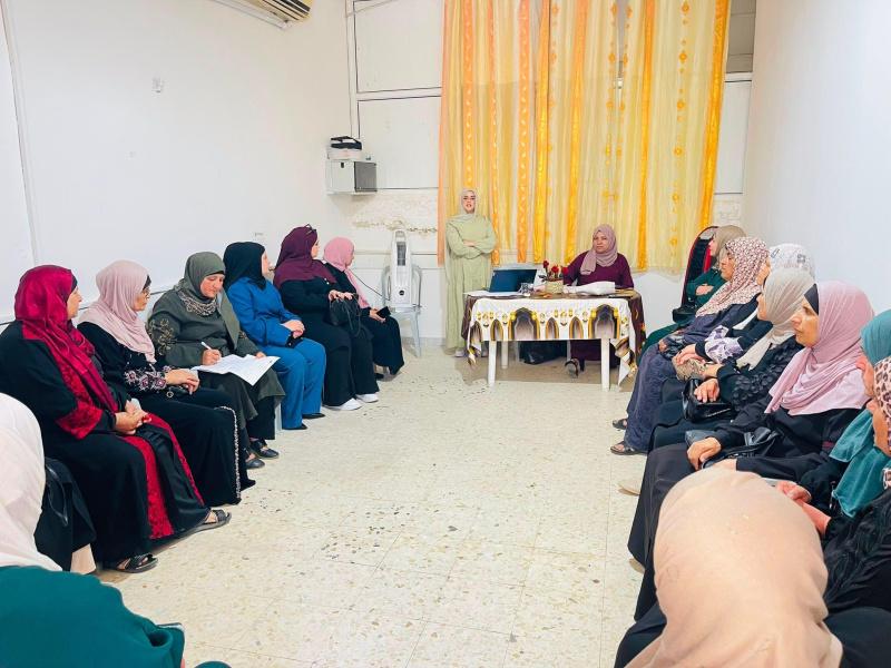 جمعية المرأة  العاملة تنفذ جلسة في ترقوميا لتعزيز مهارات المشاركة المجتمعية لدى عضوات مجلس الظل