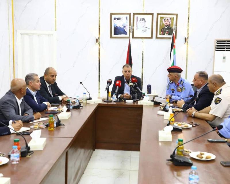 وزير الداخلية الأردني يتفقد جسر الملك حسين وسط شكاوى من أزمة السفر