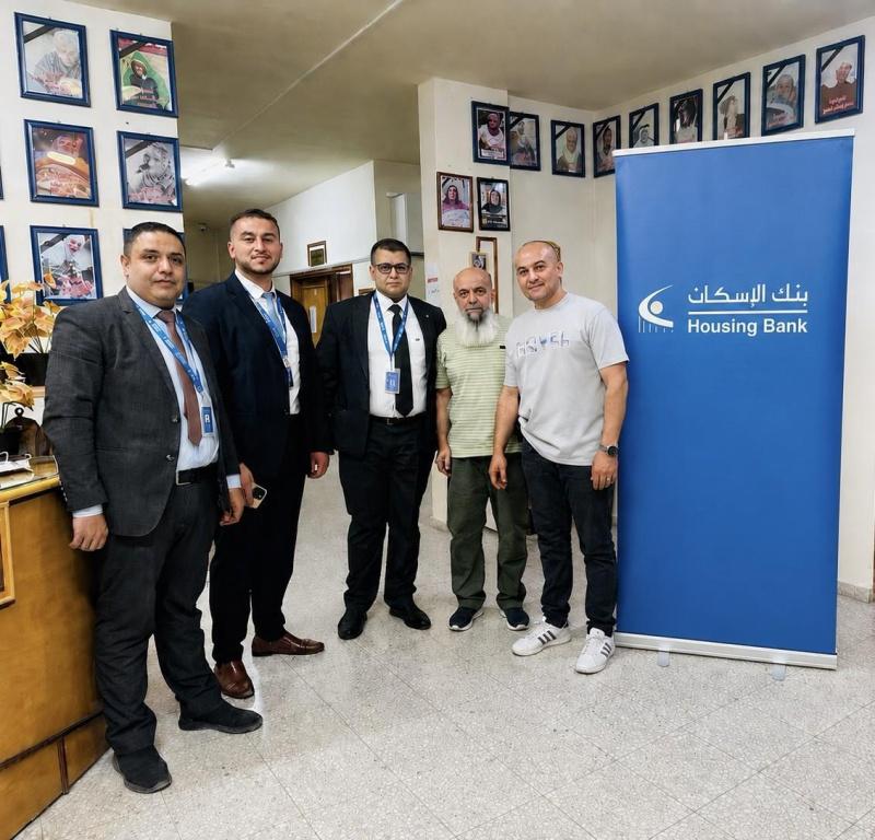 بنك الإسكان يتبرع بأجهزة الكترونية لجمعية بيت المسنين الخيرية في جنين