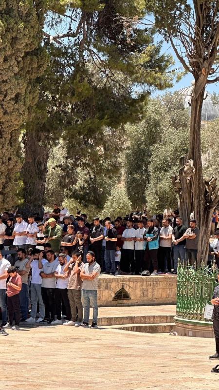60 ألفا يؤدون الجمعة في الأقصى رغم إجراءات الاحتلال