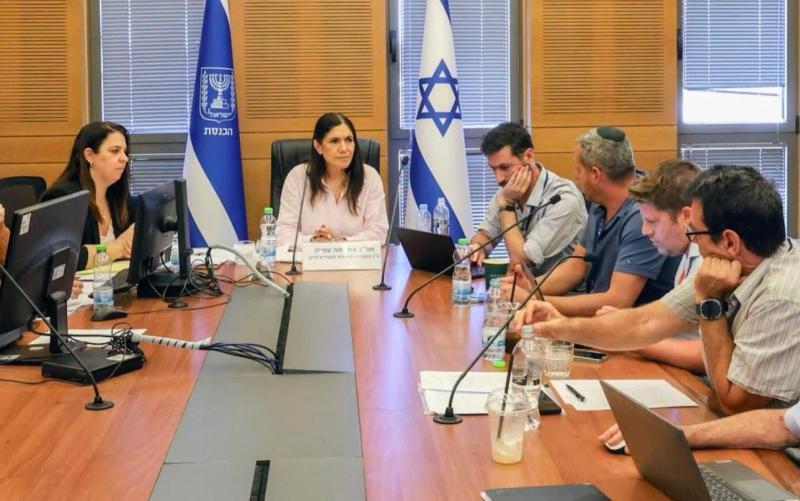 لجنة في الكنيست تقرّ بتداعيات اقتصادية واسعة لوقف دخول العمال الفلسطينيين