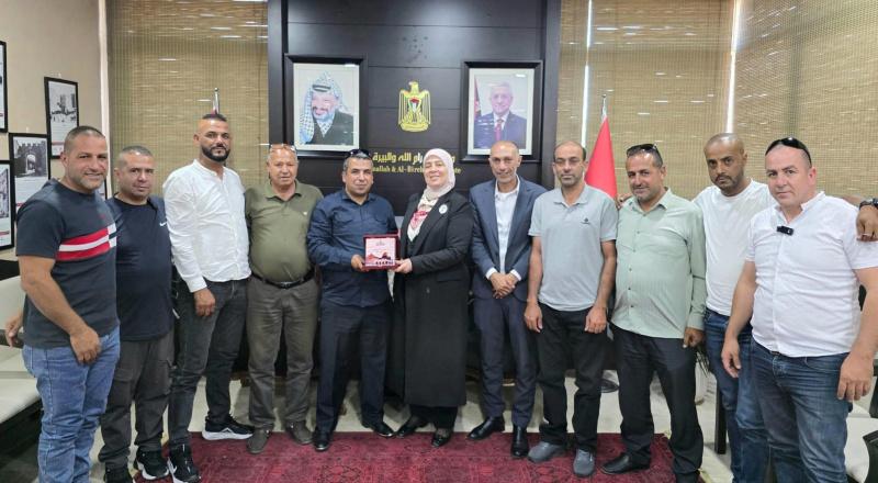 غنام تكرّم سائقا لإعادته عقدا ذهبيا ثمينا لأصحابه تقديرا لأمانته