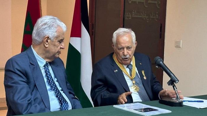 الرئيس يمنح المهندس المغربي أحمد البيّاز "نجمة يبوس" من وسام الرئيس ياسر عرفات