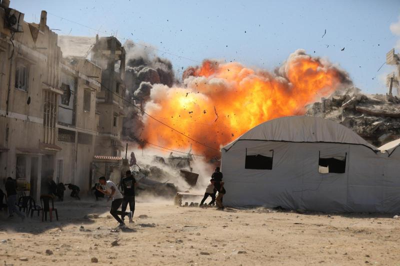 4 إصابات في غارة للاحتلال وسط قطاع غزة