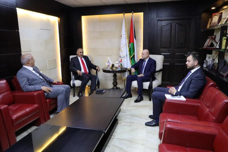 الهباش ومدير وكالة بيت مال القدس يبحثان تعزيز التعاون والعمل المشترك