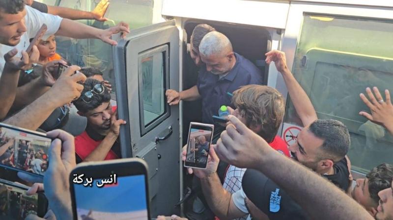 الاحتلال يُفرج عن 12 معتقلاً اليوم من قطاع غزة
