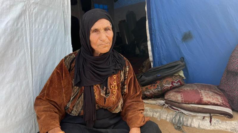 خاص| "أحلاهما مُرّ": ابتسام وأمها السبعينية بين الجوع والخوف في خيمة غرب غزة