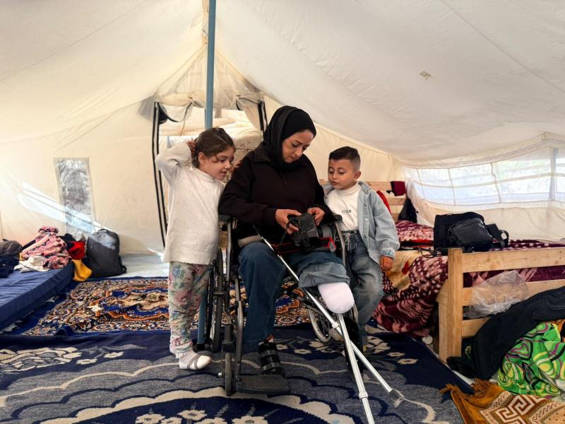 بعد إصابتها في مجزرة الباقة... كفاح الفاخوري تعود إلى التصوير بساق مبتورة