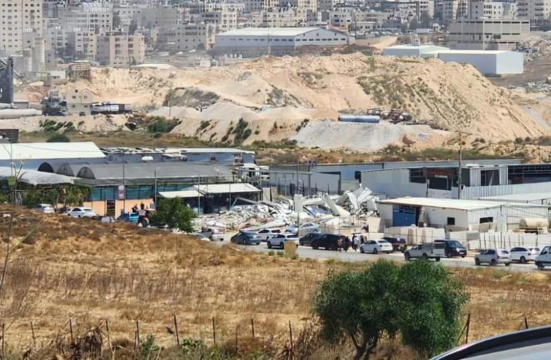  الاحتلال يهدم مغسلة مركبات ومزرعتين للمواشي في رافات شمال غرب القدس