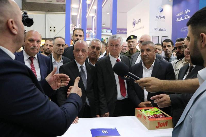 وزير الصناعة يفتتح فعاليات النسخة السابعة من معرض الغذاء في فلسطين 2026