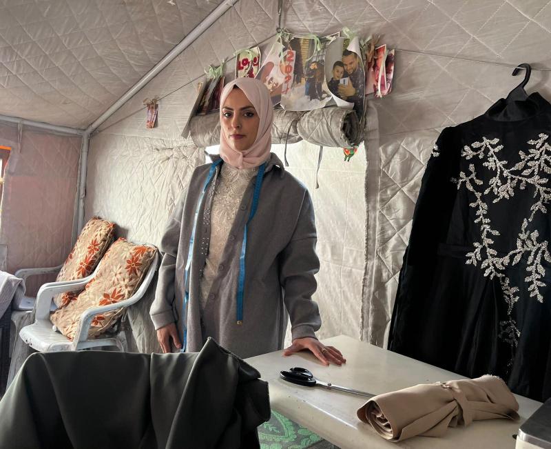 خاص بالصور| حين تصبح الخيمة مشغلاً.. إسراء تعيد بناء حياتها بماكينة خياطة