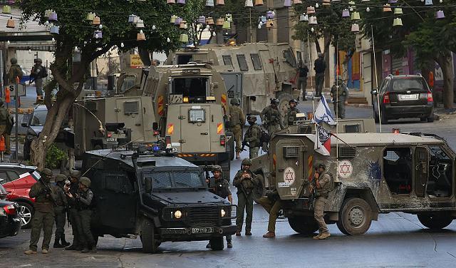 الاحتلال يداهم منازل في عناتا ويقتحم حزما شرق القدس 