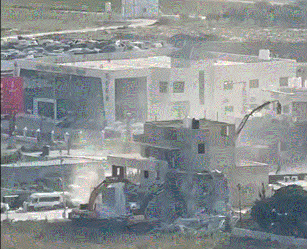 بالفيديو: الاحتلال يهدم منزلًا مكوّنًا من ثلاثة طوابق في محطة عرابة وسط انتشار عسكري واسع