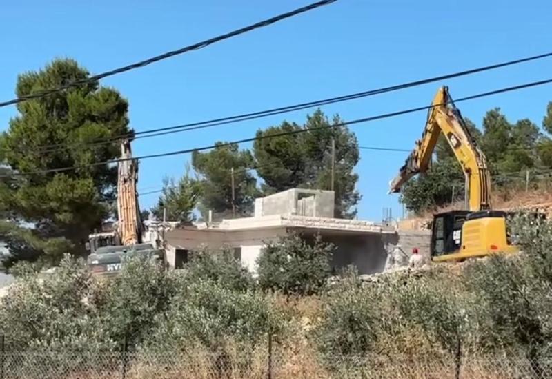 الاحتلال يهدم منزلين في دير رازح بالخليل