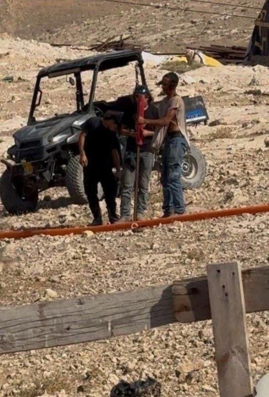 مستعمرون إرهابيون يقطعون خط مياه قرب الخان الأحمر شرق القدس