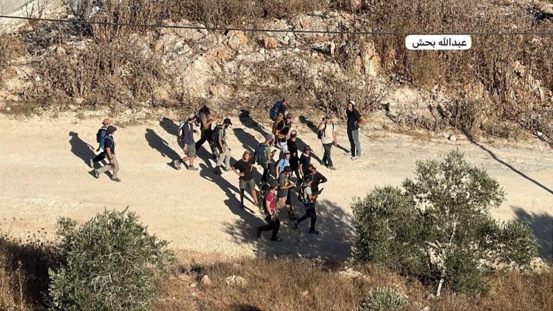 مستوطنون بحماية قوات الاحتلال يقتحمون غرب نابلس وبلدة تل