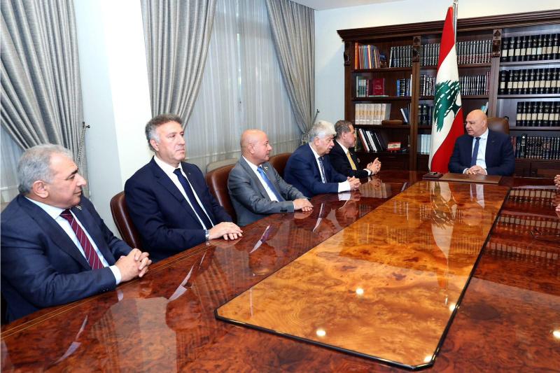 رئيس الجمهورية اللبنانية يستقبل وفداً قيادياً فلسطينياً ضم ياسر  عباس، د. احمد ابو هولي، د. احمد مجدلاني، احمد عساف والسفير محمد الاسعد
