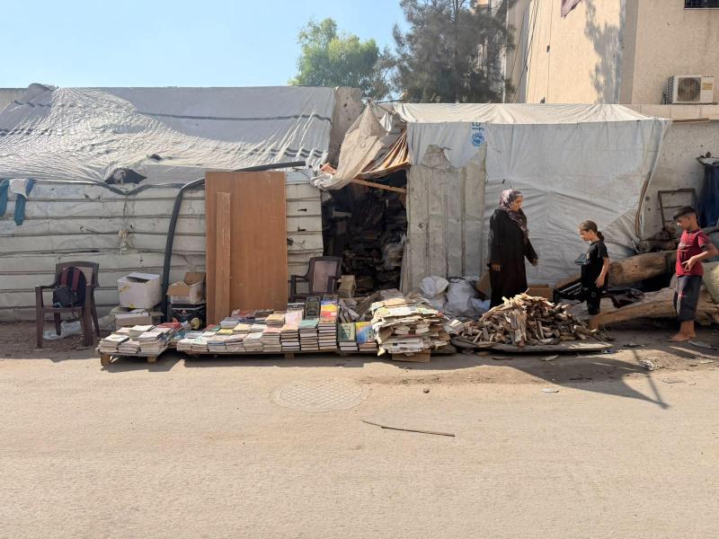 خاص| بين الحطب والكتب.. رحلة نيفين بعد الحرب في غزة