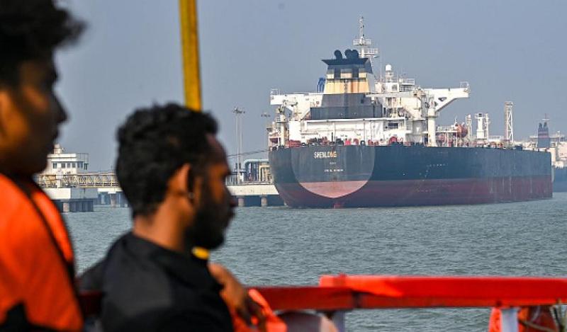 ترامب يتوقع فتح هرمز وطهران تنفي إجراء محادثات مع واشنطن