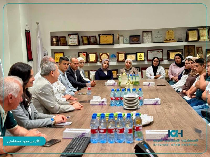 "مجموعة مستشفيات العربي" تُكرّم أبناء موظفيها الناجحين في الثانوية العامة وتعلن عن منح دراسية