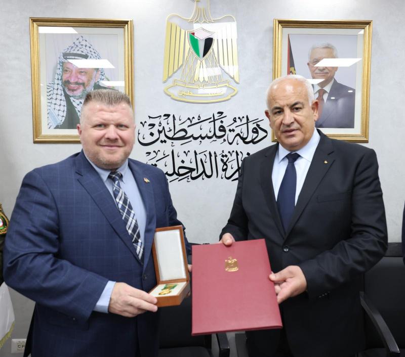 باسم الرئيس: وزير الداخلية يمنح العميد جيسون لانجليه ميدالية الخدمة الممتازة (صور)