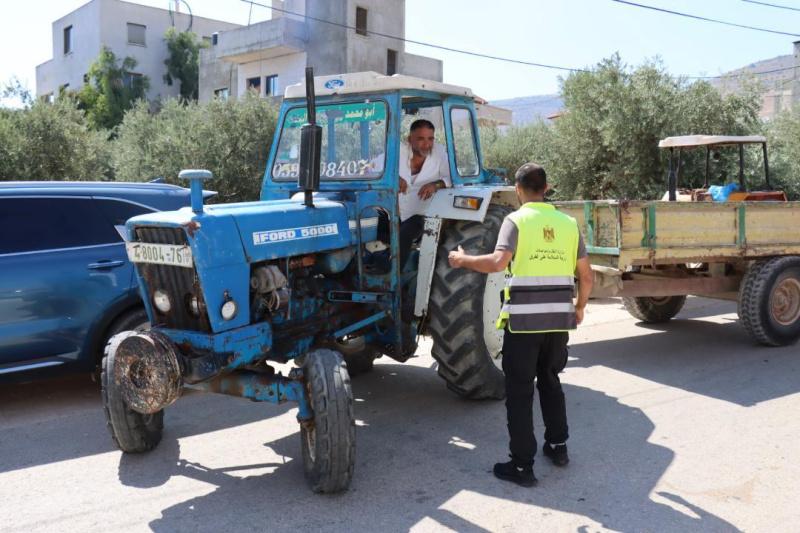 "النقل والمواصلات" تطلق حملة لترخيص الجرارات الزراعية في نابلس