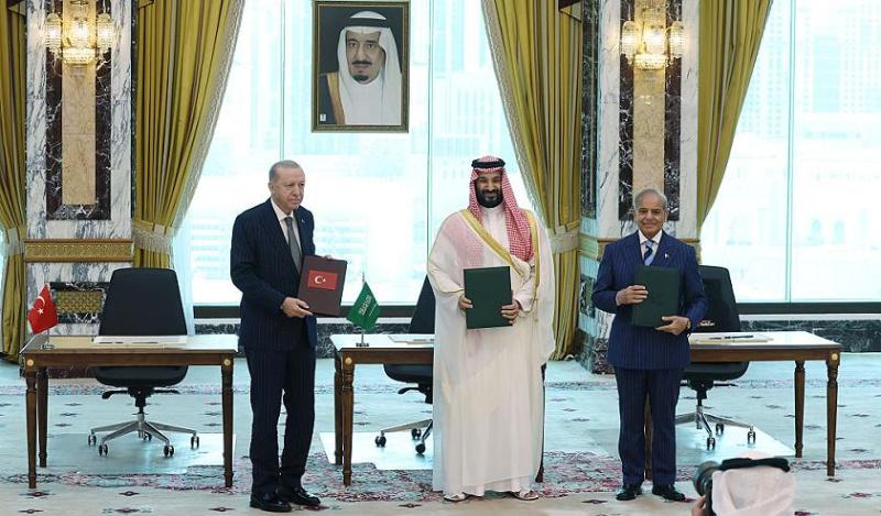 السعودية وتركيا وباكستان توقّع اتفاق دفاع مشترك: "الهجوم على إحداها هجوم على الجميع"