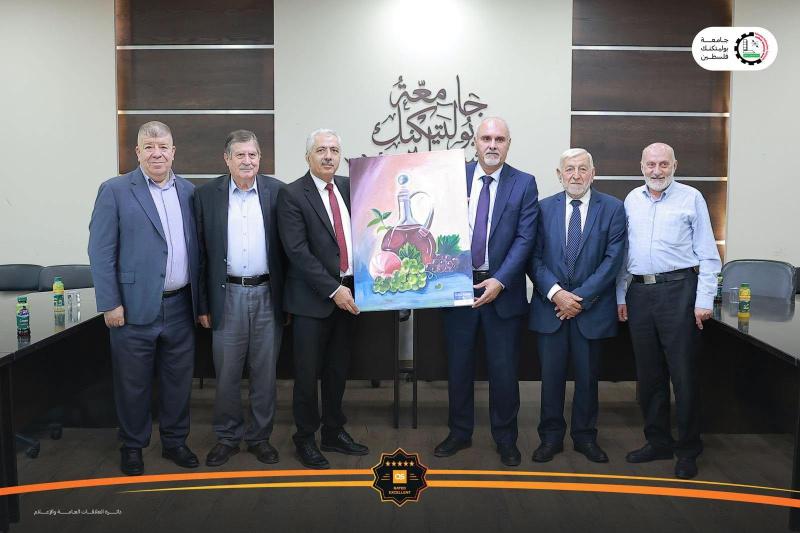  وزير الزراعة يزور جامعة بوليتكنك فلسطين ويتفقد مراكزها البحثية ويبحث تعزيز الشراكة لخدمة القطاع الزراعي.