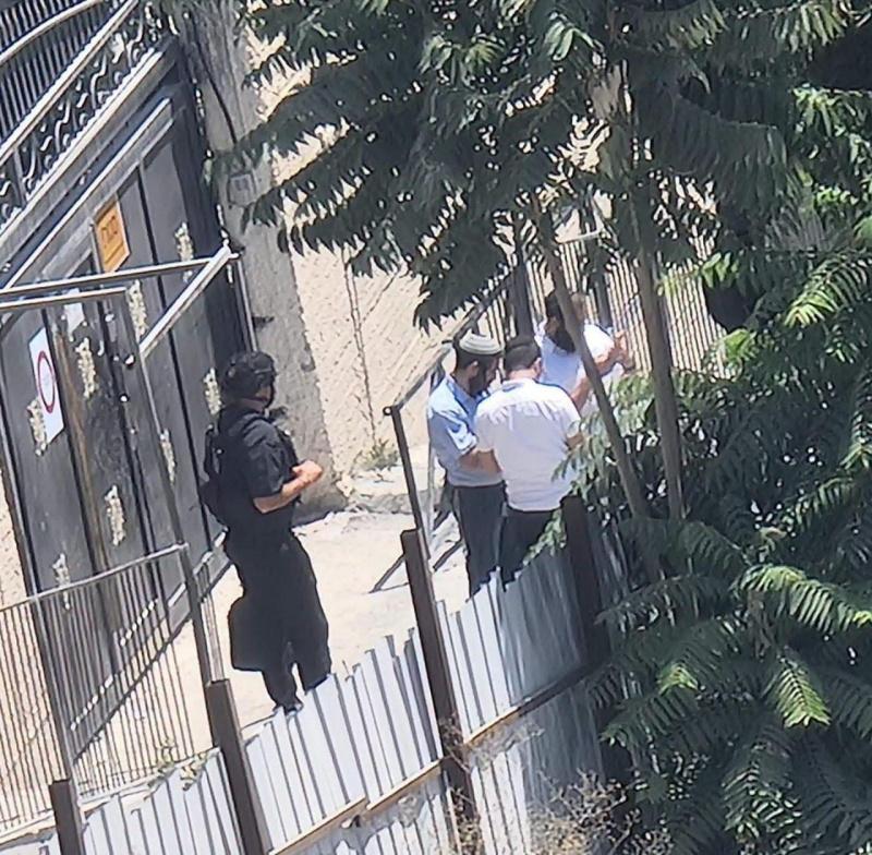 عضو الكنيست المتطرف سوكوت يقتحم مدرسة في مخيم شعفاط بالقدس المحتلة