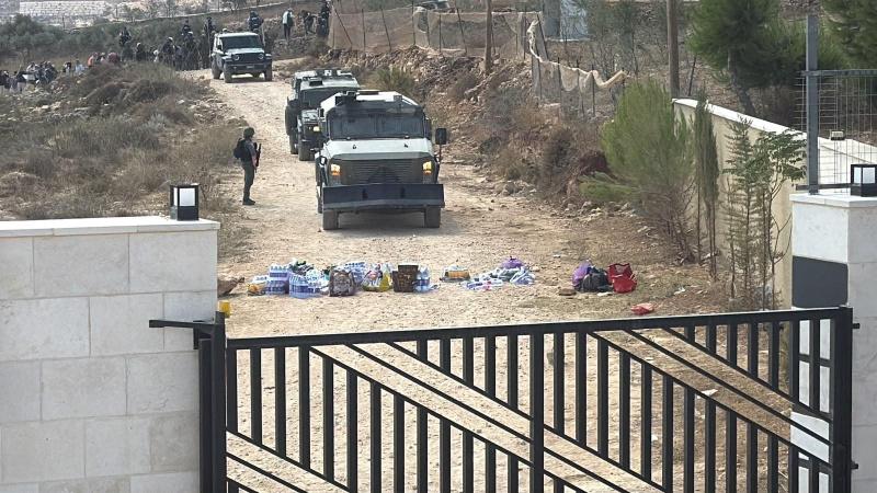 الاحتلال يمنع متضامين من الوصول إلى المنازل المحاصرة في قصرة