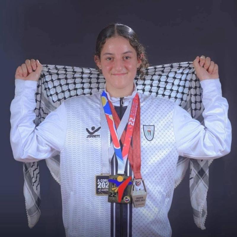 مريم بشارات ترفع علم فلسطين وحدها فمن يرفع عنها ثقل الطريق؟