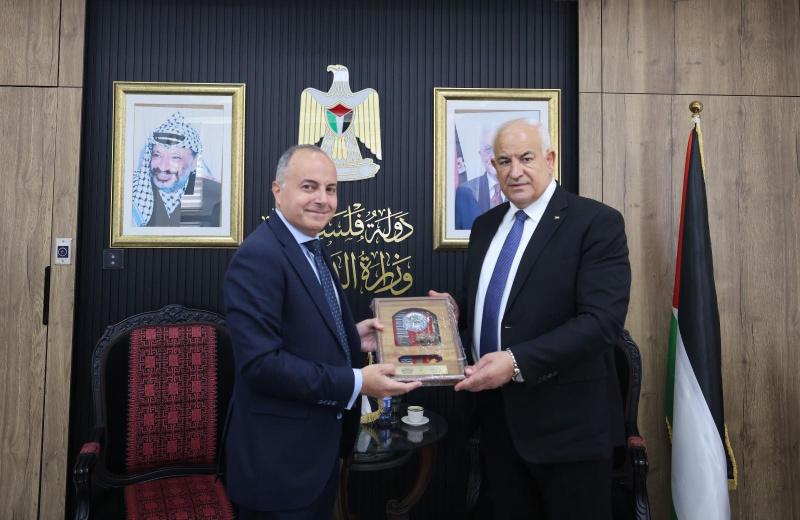 وزير الداخلية يستقبل السفير المصري لدى فلسطين بمناسبة انتهاء مهامه