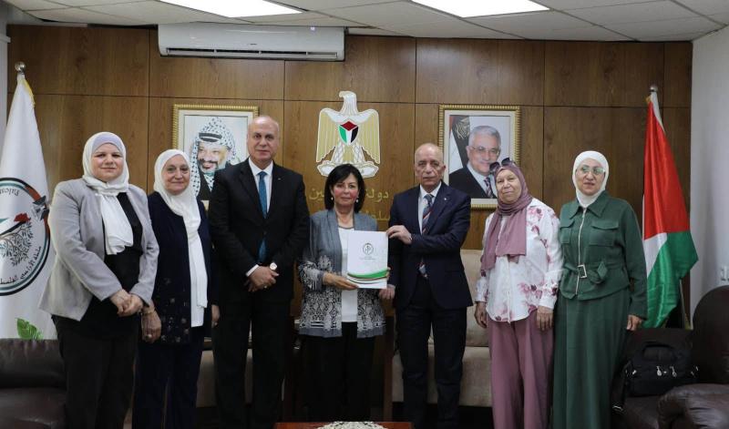 حمدان والتميمي يسلمان جمعية ومركز حواء الأوراق اللازمة لتخصيص منفعة من قطع أراضي بيت وزن