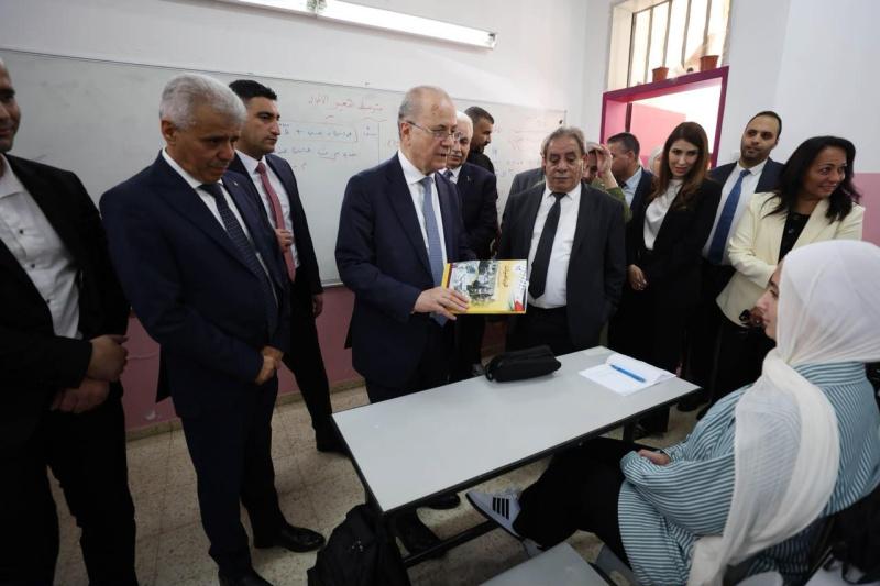 رئيس الوزراء يتفقد مدرسة بنات العبيات ويؤكد أهمية رفع مكانة التعليم