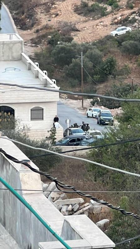 الاحتلال يقتحم سلواد ويداهم بيت عزاء شهيد ارتقى في غزة