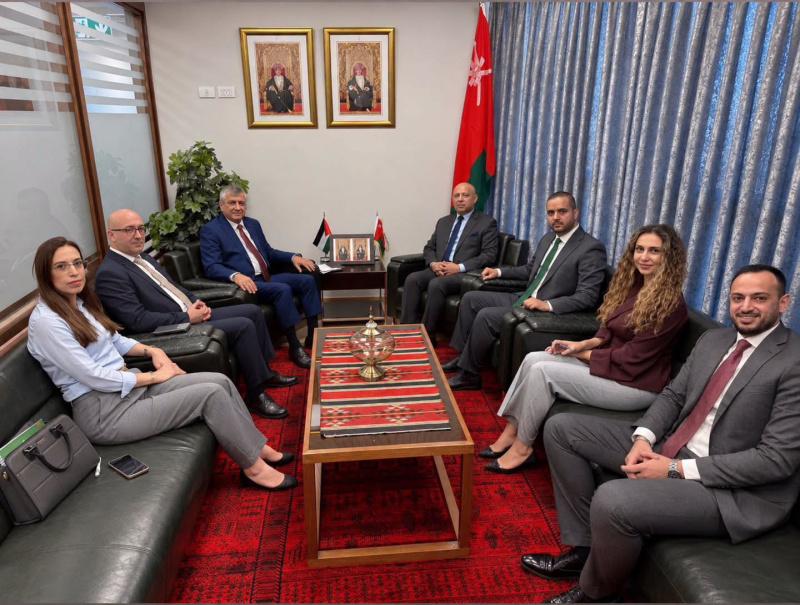بسيسو يبحث مع السفير العُماني تعزيز التعاون بين البلدين في مجالات الإسكان والطرق