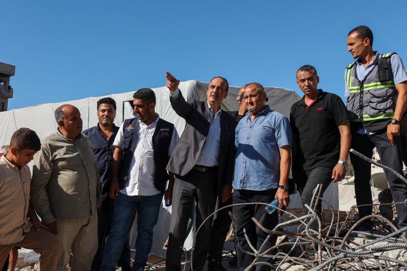 وفد من جمعية رجال الأعمال الفلسطينيين يتفقد موقع انهيار المبنى الذي انهار على رؤوس النازحين