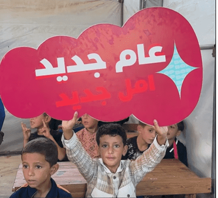 مقدمة من بنك فلسطين.. توزيع الحقائب المدرسية على الطلبة في مدرسة جورت اللوت بخانيونس جنوب قطاع غزة