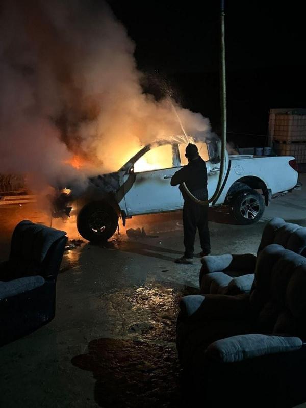 مستوطنون يحرقون مركبة ويهاجمون منازل في السموع جنوب الخليل