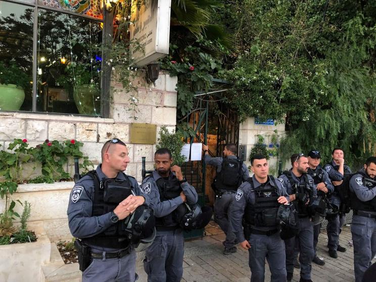 الاحتلال يمنع إفطارا صحفيا في القدس ويعتقل رئيس الغرفة التجارية الاحتلال يمنع إفطارا صحفيا في القدس ويعتقل رئيس الغرفة التجارية