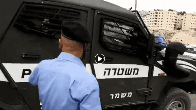 نتيجة بحث الصور عن بالفيديو.. شرطي فلسطيني يمنع دورية لجيش الاحتلال الإسرائيلي من اقتحام بيتونيا