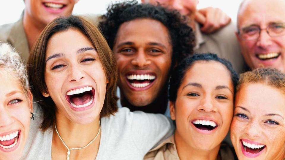 شبكة راية الإعلامية - الضحك لمدة 30 دقيقة يوميا يساعد في إطالة العمر